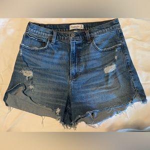 Abercrombie High Rise 4 Inch Mom
Shorts size 30